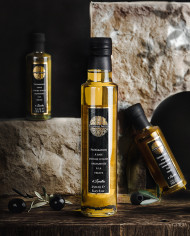 Zubereitung auf Basis von nativem Olivenöl extra, aromatisiert mit schwarzem Trüffel und Streifen