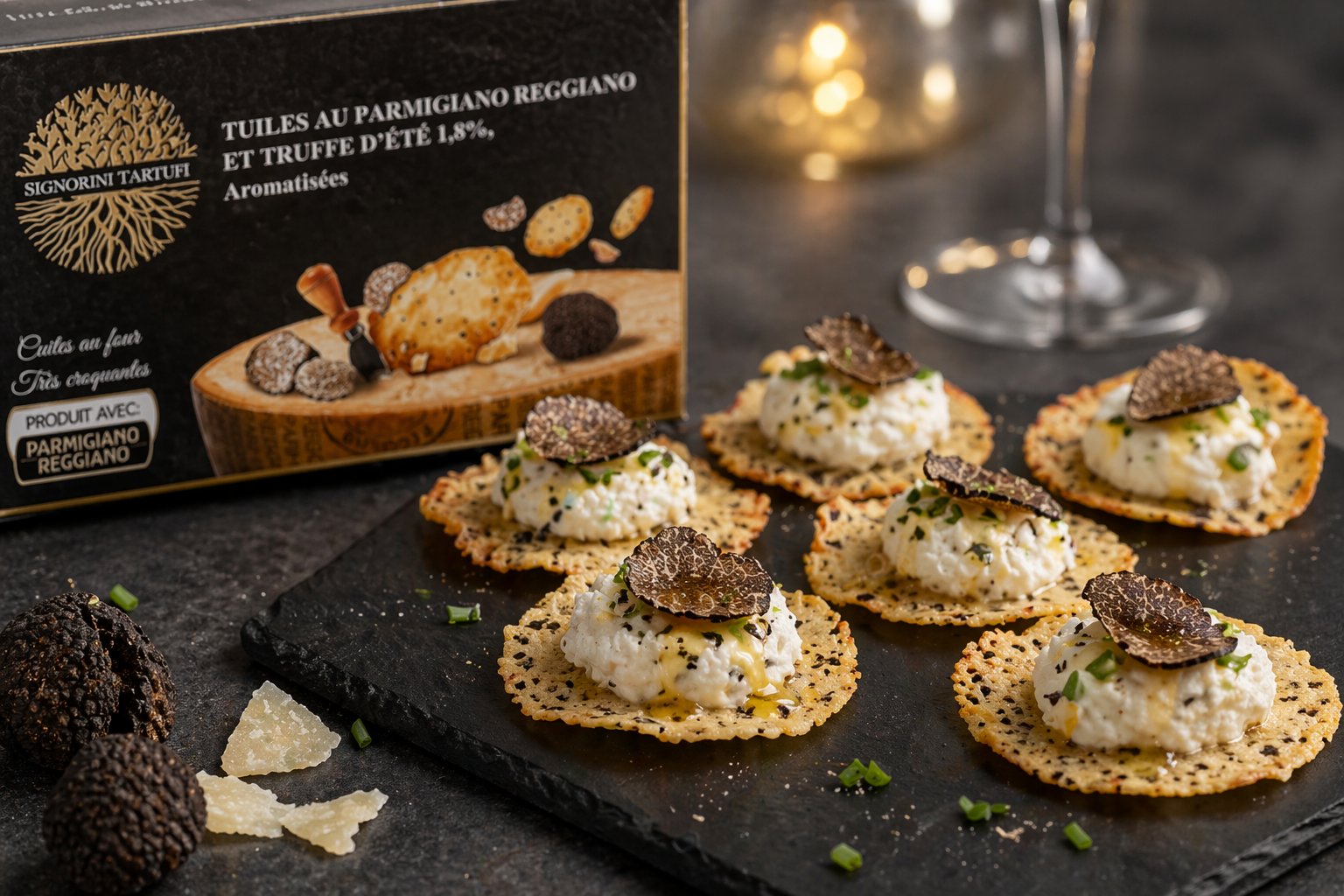 Tuile croustillante Parmigiano & truffe, mousse de chèvre frais, miel de fleurs