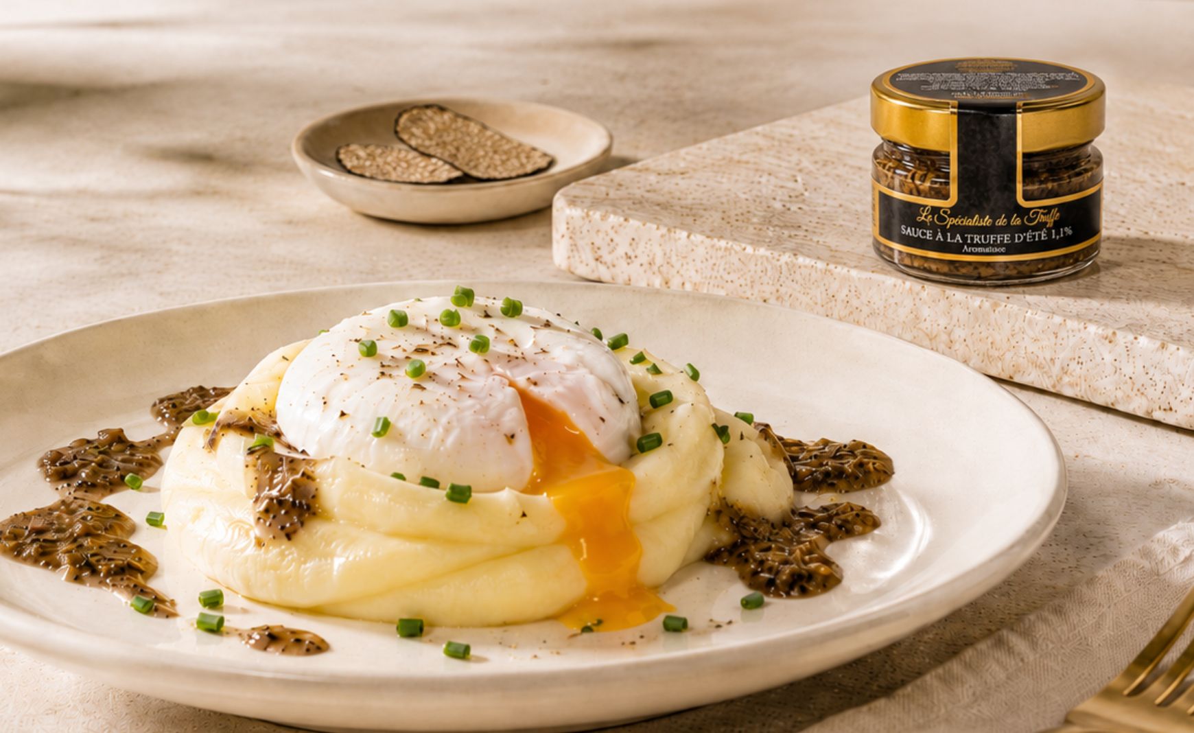 Uovo perfetto, mousseline di patate e salsa al tartufo estivo