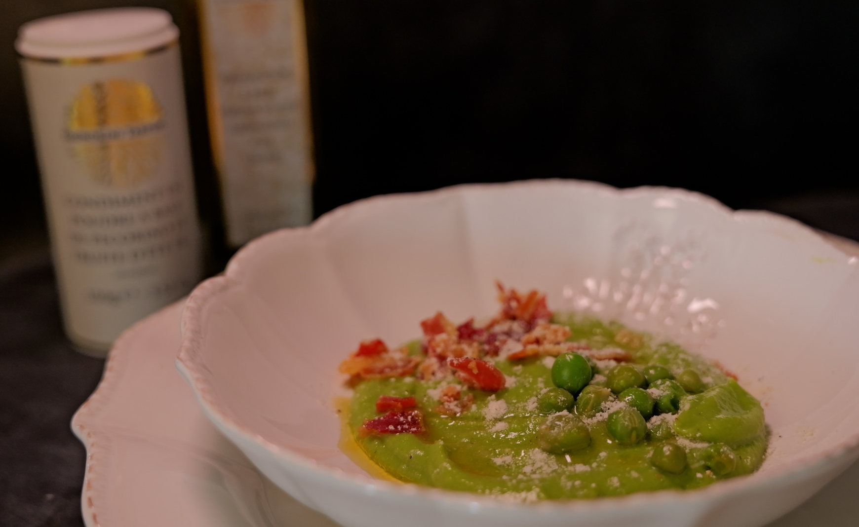 Kalte Erbsen-Velouté mit weißem Trüffelöl, knuspriger Pancetta und Trüffel-Pecorino
