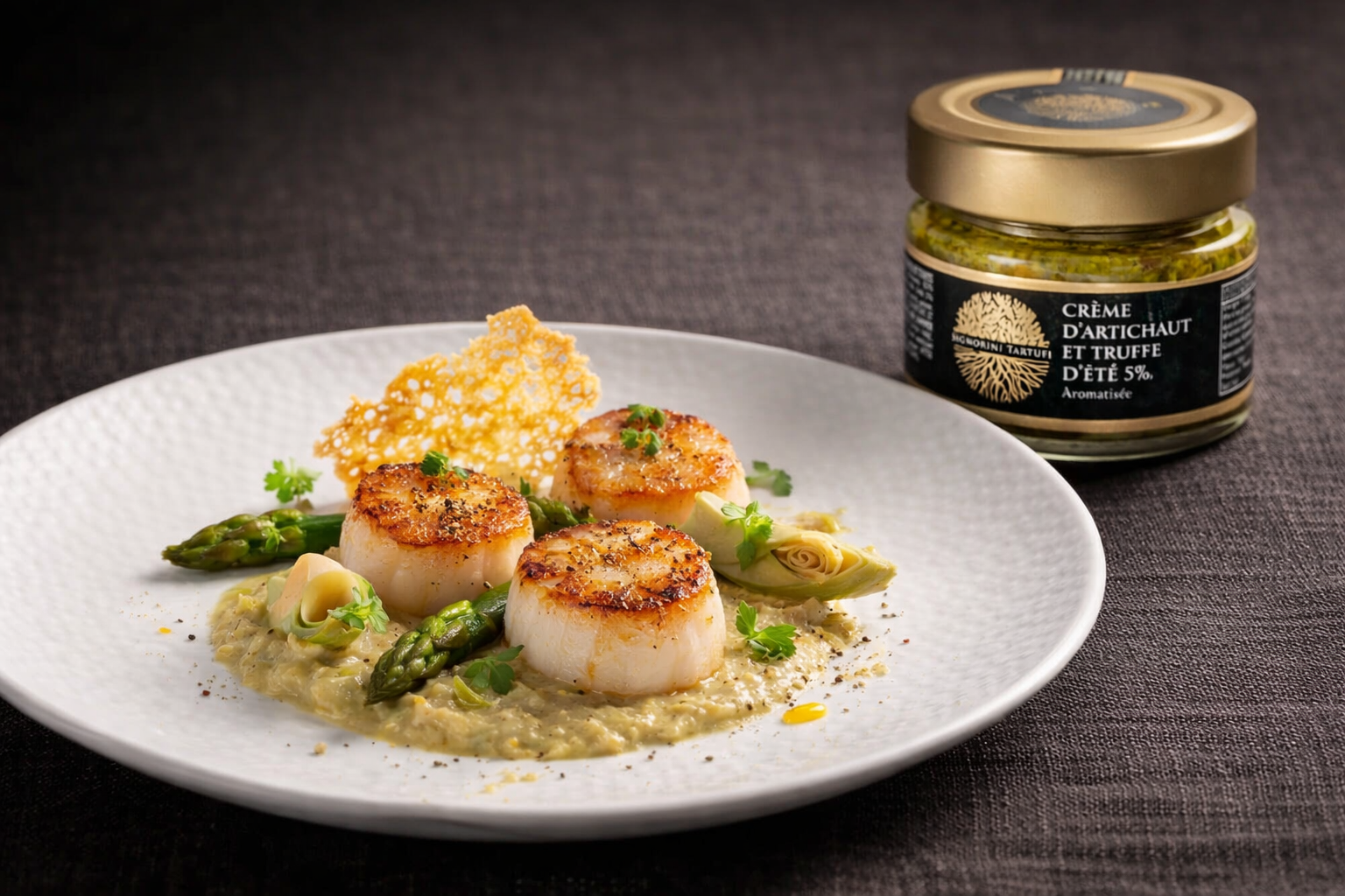 Noix de Saint-Jacques snackées, crème d’artichauts à la truffe d’été et tuile de parmesan