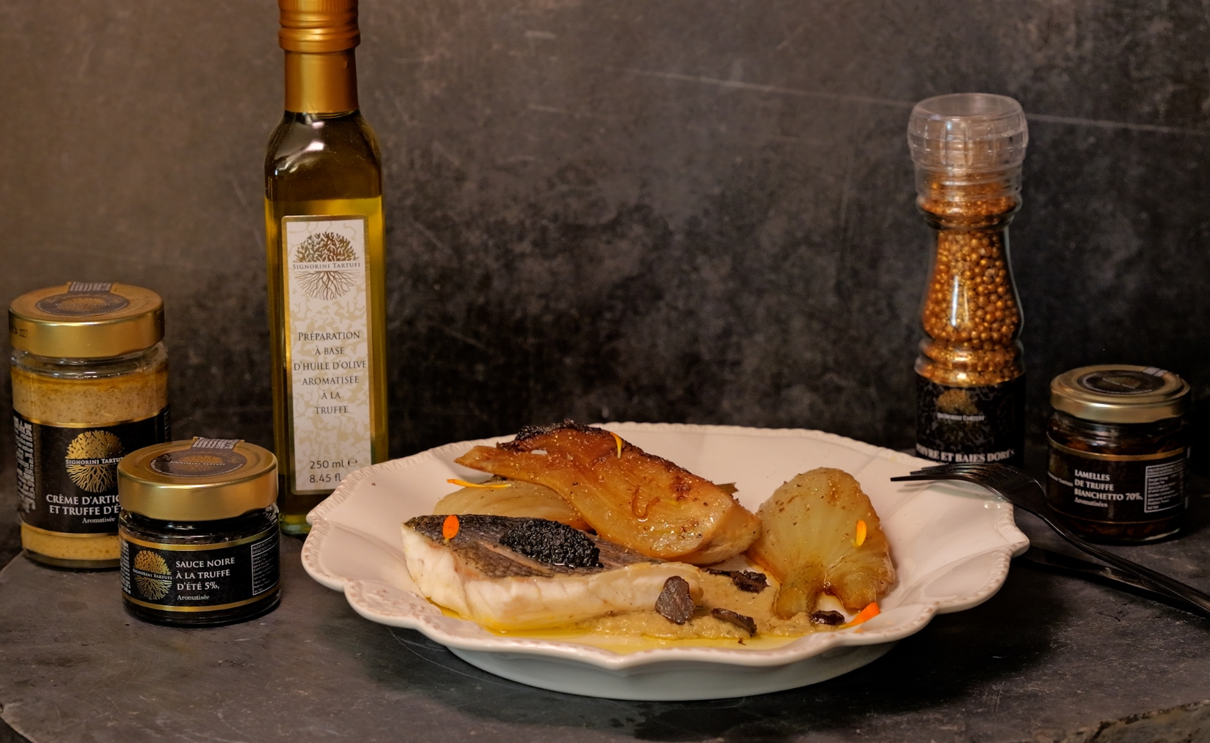 Filet de bar mariné au citron, fenouil caramélisé et crème d’artichaut à la truffe